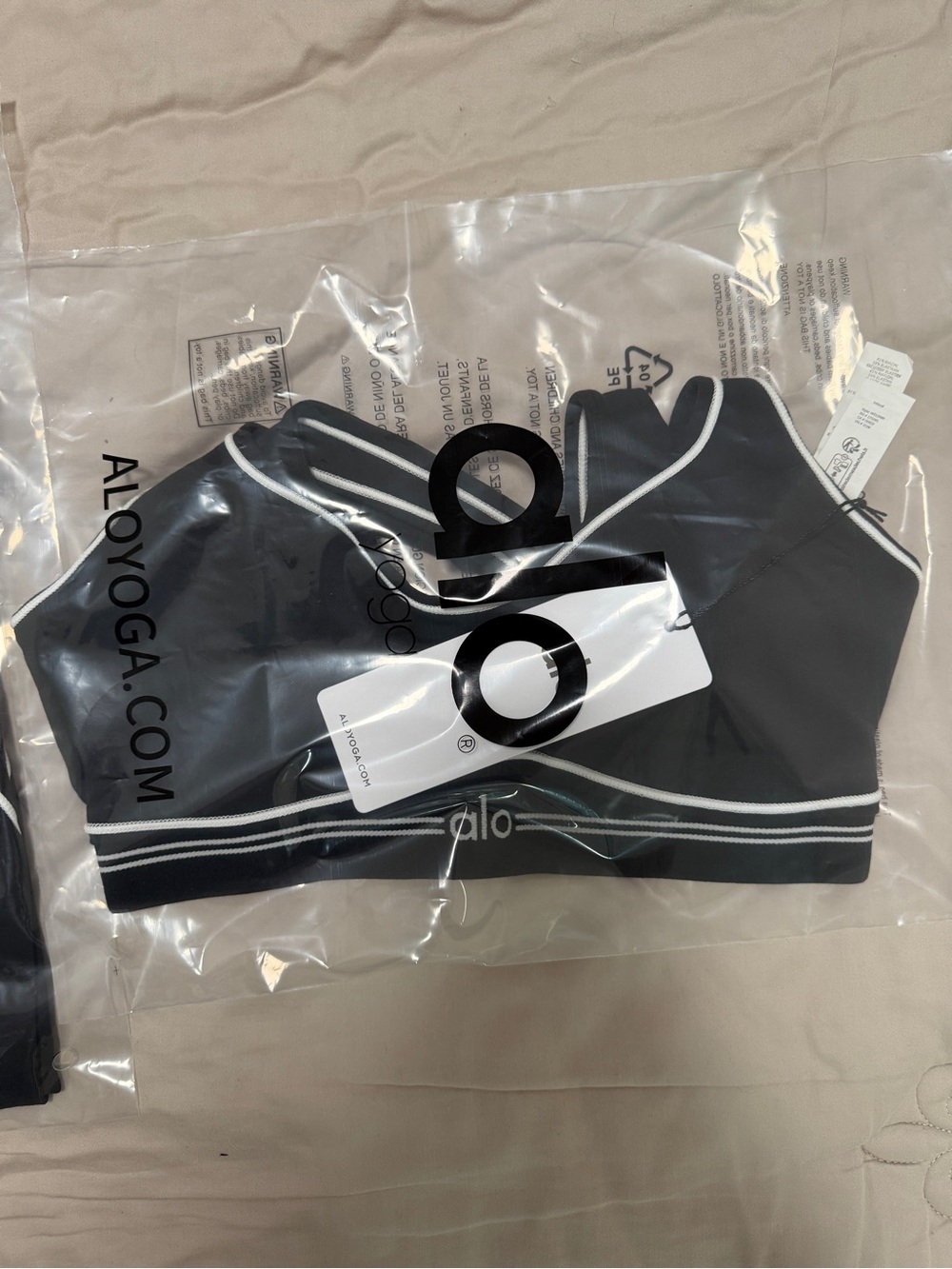NWT Alo Yoga Black Activewear Set - Bra & Piping Leggings - Picture 7 of 8